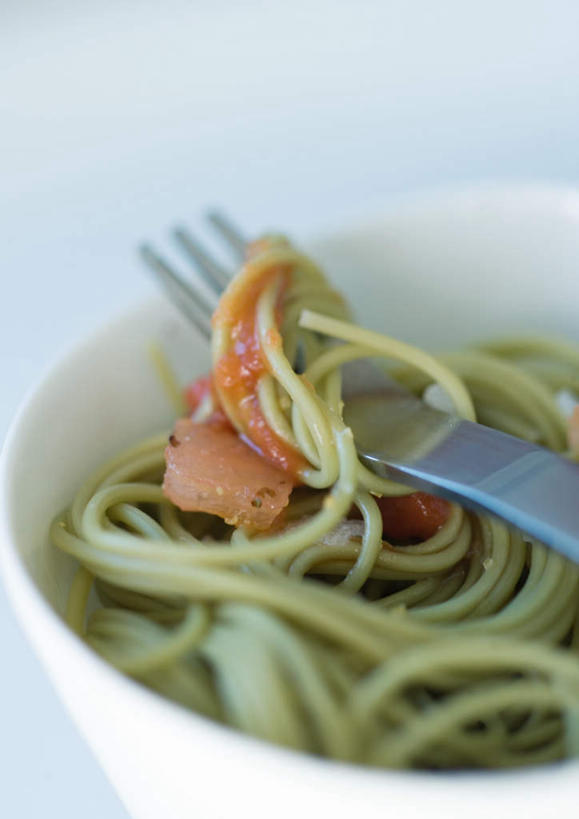 面食,面条,意大利面,无人,竖图,俯视,室内,特写,白天,西餐,面,肉,料理,食品,火腿,肉类,食物,西式,肉食,豚肉,一碗,彩图,高角度拍摄