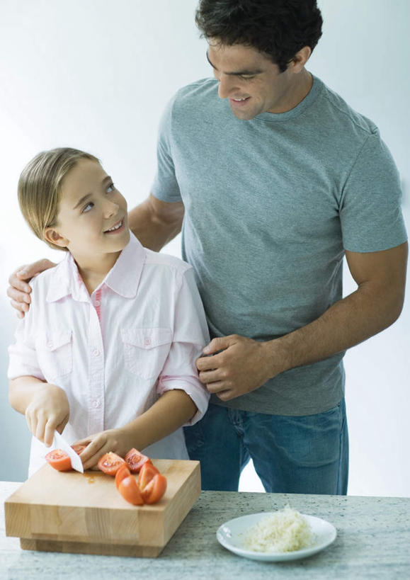 西方人,儿童,两个人,家庭,父亲,女儿,站,竖图,室内,白天,正面,纯洁,餐桌,厨房,桌子,蔬菜,西红柿,欧洲,欧洲人,新鲜,食品,拿,拿着,注视,砧板,食物,小孩,观察,看,站着,温暖,温馨,父女,一家人,父爱,可爱,童年,童趣,有机食品,绿色食品,餐台,小刀,观看,和睦,察看,关注,童真,烂漫,无邪,天真,男人,男性,年轻男性,女孩,白种人,孩子,年轻人,番茄,站立,半身,彩图,灶间,融洽,女生