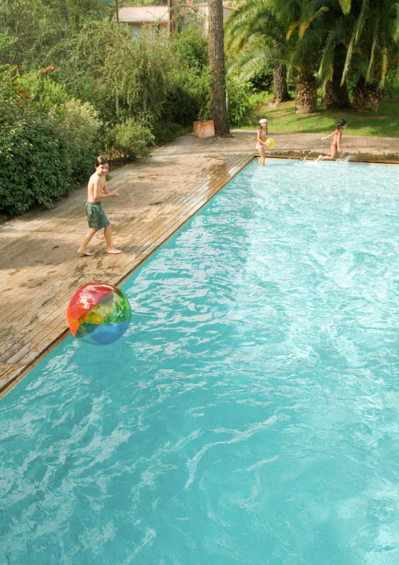 西方人,儿童,一个人,游泳池,站,竖图,室外,白天,正面,旅游,度假,纯洁,树林,水,植物,欧洲,欧洲人,仅一个男性,仅一个人,水池,水面,注视,娱乐,泳池,树,树木,小孩,绿色,自然,充气球,观察,看,站着,仅一个小孩,享受,休闲,放松,可爱,童年,童趣,生长,成长,观看,察看,游泳馆,关注,童真,烂漫,无邪,天真,男孩,男人,男性,白种人,孩子,站立,彩图,全身,男生