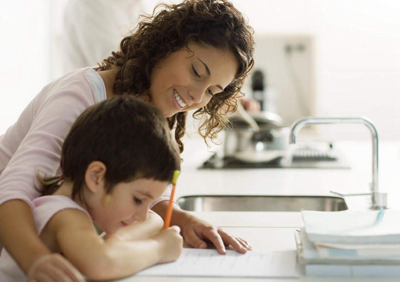 西方人,儿童,两个人,家庭,母亲,女儿,坐,笑,微笑,露齿笑,横图,室内,白天,侧面,纯洁,餐桌,厨房,桌子,欧洲,欧洲人,笔,水槽,水龙头,记事本,拿,拿着,注视,小孩,本子,笔记本,观察,看,温暖,温馨,母女,一家人,可爱,母爱,童年,童趣,餐台,作业,观看,和睦,察看,关注,童真,烂漫,无邪,天真,年轻女性,女孩,女人,女性,白种人,孩子,年轻人,坐着,半身,彩图,灶间,融洽,女生