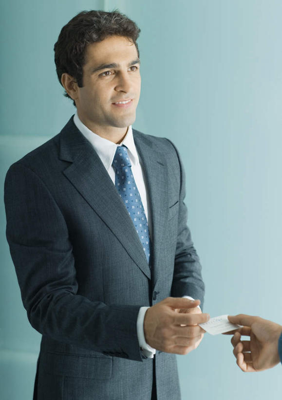 西方人,两个人,伙伴,朋友,商务人士,商务男性,站,笑,微笑,露齿笑,竖图,室内,白天,侧面,衬衫,友谊,名片,欧洲,欧洲人,套装,纸张,拿,拿着,卡片,站着,商务装,工薪阶层,友情,男人,男性,年轻男性,白种人,白领,上班族,站立,半身,彩图,衬衣