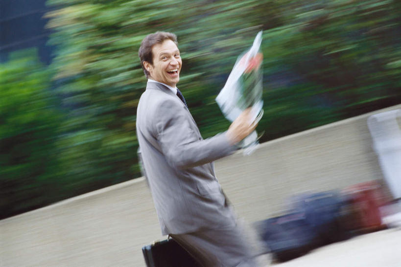 西方人,一个人,商务人士,商务男性,站,笑,微笑,露齿笑,横图,室外,白天,正面,衬衫,欧洲,欧洲人,仅一个男性,仅一个人,套装,盛开,拿,花蕾,拿着,花,花瓣,花朵,鲜花,仅一个年轻男性,红色,花苞,花蕊,站着,一束,商务装,工薪阶层,男人,男性,年轻男性,白种人,白领,上班族,站立,半身,彩图,衬衣