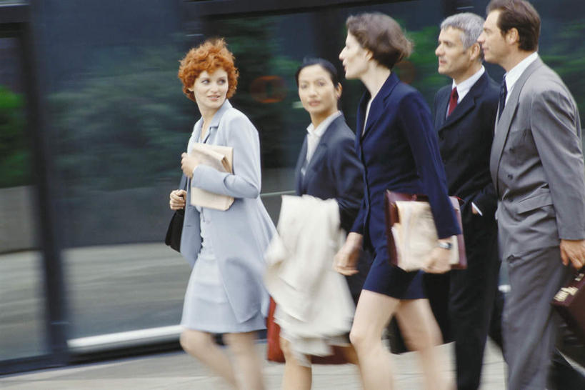 东方人,西方人,同事,商务人士,商务男性,商务女性,站,走,说,横图,室外,白天,正面,衬衫,成功,办公楼,合作,团队,集体,信心,写字楼,欧洲,欧洲人,亚洲,套装,包,公文包,文件夹,许多人,拿,拿着,黄种人,队伍,站着,一群人,商务楼,公事包,档案夹,领导,成就,商务装,合伙,领袖,资料夹,工薪阶层,文档夹,材料夹,交流,男人,男性,女人,女性,中年男性,中年女性,白种人,亚洲人,白领,上班族,步行,沟通,讲话,交谈,散步,说话,谈话,站立,走路,半身,彩图,衬衣,大楼