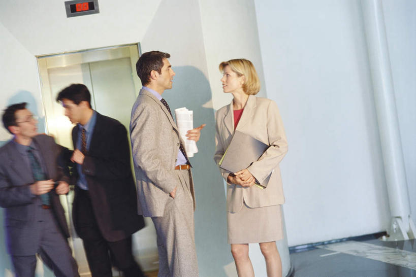 西方人,四个人,同事,商务人士,商务男性,商务女性,站,说,横图,室内,白天,正面,衬衫,成功,合作,团队,集体,信心,欧洲,欧洲人,套装,文件夹,拿,拿着,队伍,相视,站着,面对面,对视,档案夹,领导,成就,相对,商务装,合伙,领袖,资料夹,工薪阶层,相看,文档夹,材料夹,交流,男人,男性,年轻男性,年轻女性,女人,女性,白种人,白领,上班族,沟通,讲话,交谈,说话,谈话,站立,半身,彩图,衬衣