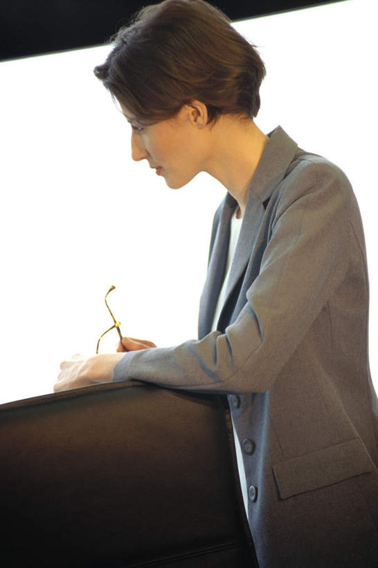 西方人,一个人,商务人士,商务女性,站,竖图,室内,白天,侧面,窗户,欧洲,欧洲人,仅一个女性,仅一个人,远视,远眺,套装,眼镜,拿,拿着,玻璃窗,站着,仅一个中年女性,商务装,近视眼镜,工薪阶层,女人,女性,中年女性,白种人,白领,上班族,站立,半身,彩图