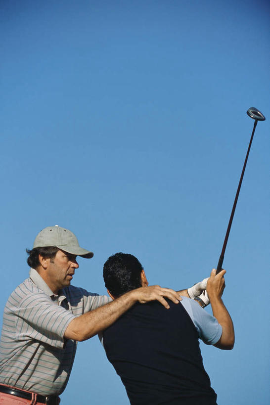 西方人,背部,两个人,伙伴,朋友,站,竖图,室外,白天,锻炼,友谊,运动,帽子,欧洲,欧洲人,戴,握,高尔夫,高尔夫球,运动帽,蓝色,蓝天,天空,天,站着,鸭舌帽,握着,指导,戴着,高尔夫球杆,辅导,高尔夫运动,高尔夫球具,体育,友情,男人,男性,中年男性,白种人,站立,半身,彩图,健身