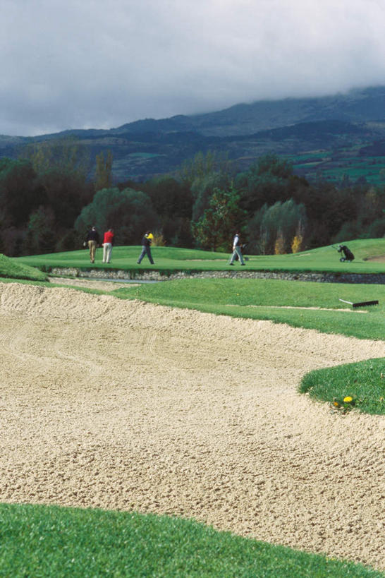 四个人,伙伴,朋友,站,走,竖图,室外,白天,正面,锻炼,友谊,运动,沙滩,山,植物,高尔夫,高尔夫球,沙子,山峰,云,云朵,沙地,山峦,云彩,沙坑,树,树木,绿色,白云,天空,自然,天,站着,生长,成长,高尔夫球杆,高尔夫运动,高尔夫球具,体育,友情,男人,男性,中年男性,步行,散步,站立,走路,彩图,全身,健身