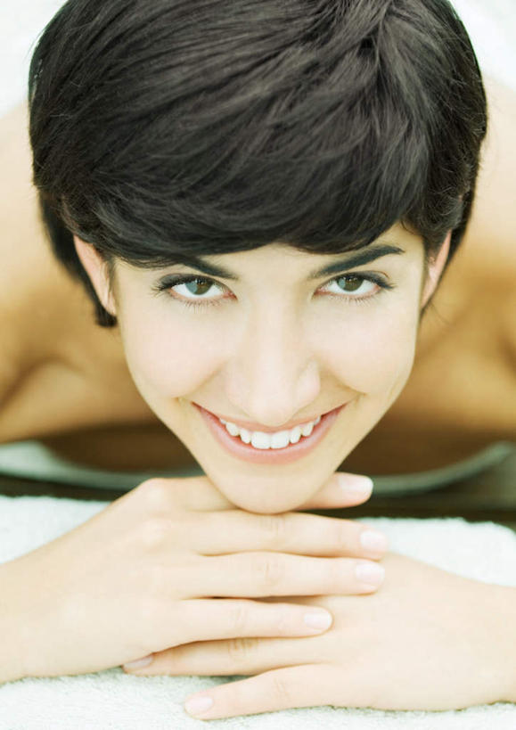 西方人,手,一个人,笑,双手交叉,微笑,露齿笑,竖图,室外,白天,正面,欧洲,欧洲人,仅一个年轻女性,仅一个女性,仅一个人,趴着,手部,年轻女性,女人,女性,白种人,趴,半身,彩图