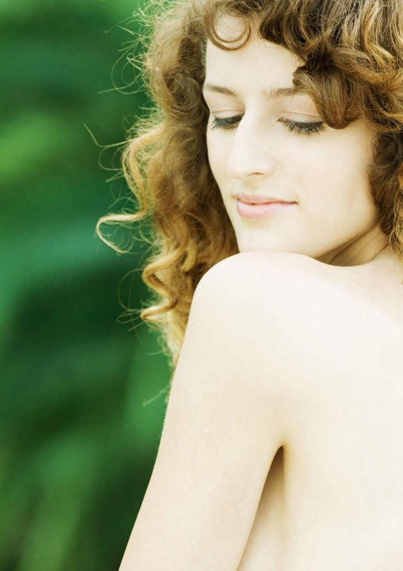 西方人,一个人,花园,站,竖图,室外,白天,侧面,花圃,树林,植物,叶子,欧洲,欧洲人,仅一个年轻女性,仅一个女性,仅一个人,修剪,朦胧,模糊,剪刀,绿叶,拿,拿着,休闲装,发带,树,树木,绿色,自然,站着,休闲,休闲服,嫩叶,生长,成长,剪,年轻女性,女人,女性,白种人,叶,叶片,小花园,站立,半身,彩图