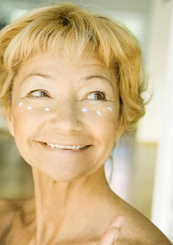 西方人,脸,头,脸颊,一个人,站,笑,微笑,露齿笑,竖图,室内,白天,正面,化妆,美容,欧洲,欧洲人,仅一个女性,仅一个人,护肤,站着,仅一个中年女性,保养,养颜,乳霜,女人,女性,中年女性,白种人,头部,脸部,脸蛋,面部,站立,半身,彩图