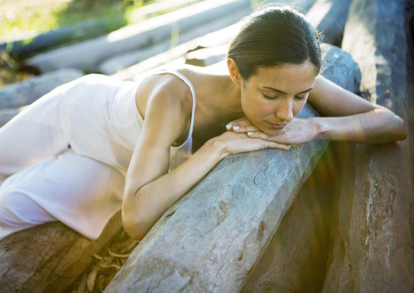 西方人,一个人,闭眼,双手交叉,横图,俯视,室外,白天,地板,欧洲,欧洲人,仅一个年轻女性,仅一个女性,仅一个人,地面,木地板,趴着,年轻女性,女人,女性,白种人,闭眼睛,闭着眼,闭着眼睛,趴,半身,彩图,高角度拍摄