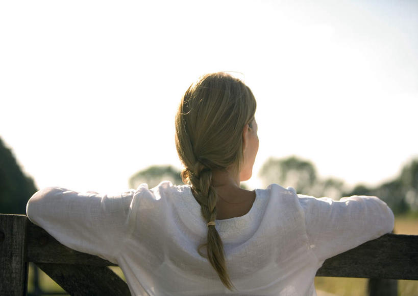 西方人,一个人,栏杆,站,横图,室外,白天,森林,树林,植物,欧洲,欧洲人,仅一个年轻女性,仅一个女性,仅一个人,朦胧,模糊,围栏,护栏,树,树木,背面,绿色,自然,站着,生长,成长,年轻女性,女人,女性,白种人,站立,半身,彩图