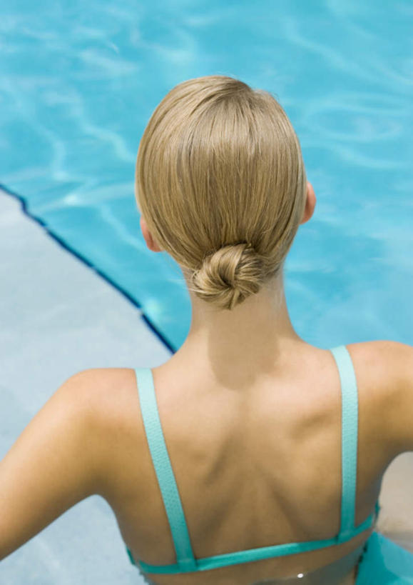 西方人,一个人,游泳池,站,竖图,俯视,室外,白天,锻炼,运动,水,欧洲,欧洲人,仅一个年轻女性,仅一个女性,仅一个人,水池,水面,泳池,站着,盘发,游泳馆,体育,年轻女性,女人,女性,白种人,站立,半身,彩图,高角度拍摄,健身