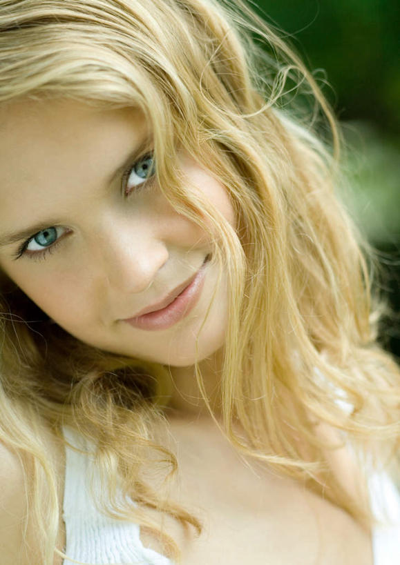 西方人,脸,头,脸颊,一个人,站,笑,微笑,竖图,室外,特写,白天,正面,裙子,植物,欧洲,欧洲人,仅一个年轻女性,仅一个女性,仅一个人,长裙,树,树木,绿色,自然,站着,生长,成长,年轻女性,女人,女性,白种人,头部,脸部,脸蛋,面部,站立,半身,彩图