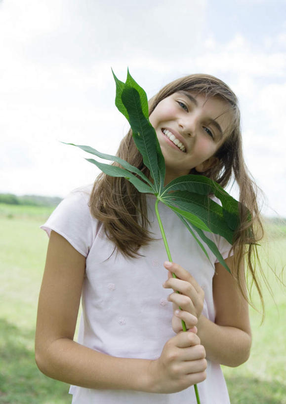 西方人,儿童,一个人,站,笑,微笑,露齿笑,竖图,室外,白天,正面,纯洁,草地,草坪,植物,叶子,欧洲,欧洲人,仅一个女性,仅一个人,云,云朵,绿叶,拿,云彩,拿着,草,小孩,蓝色,绿色,白云,蓝天,天空,天,站着,仅一个小孩,嫩叶,可爱,童年,童趣,木薯,童真,烂漫,无邪,树薯,木番薯,天真,女孩,女人,女性,白种人,孩子,叶,叶片,站立,半身,彩图,女生