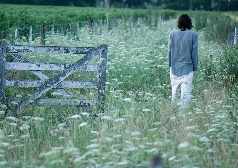 西方人,一个人,栏杆,站,横图,室外,白天,草地,草坪,植物,欧洲,欧洲人,仅一个男性,仅一个人,围栏,注视,护栏,草,仅一个年轻男性,背面,绿色,看,站着,关注,双手抄兜,双手放兜,男人,男性,年轻男性,白种人,插兜,两手抄兜,两手放兜,手插兜,手放口袋,站立,半身,彩图,手抄兜