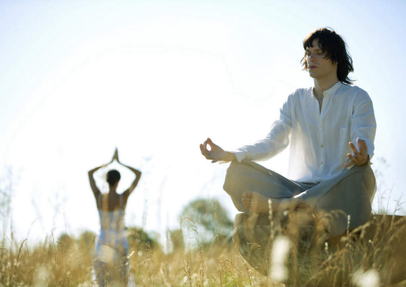 西方人,两个人,夫妻,站,盘腿,双手交叉,横图,室外,白天,正面,爱情,锻炼,瑜伽,运动,植物,欧洲,欧洲人,枯萎,朦胧,模糊,云,云朵,枯草,浪漫,云彩,草,黄色,蓝色,白云,蓝天,天空,天,站着,恩爱,姿势,养生,恋人,冥想,树式,莲花式,体育,男人,男性,年轻男性,年轻女性,女人,女性,白种人,情侣,盘腿而坐,盘膝,盘着腿的,盘着腿坐,十字手,双腿交叉,站立,半身,彩图,健身,伴侣