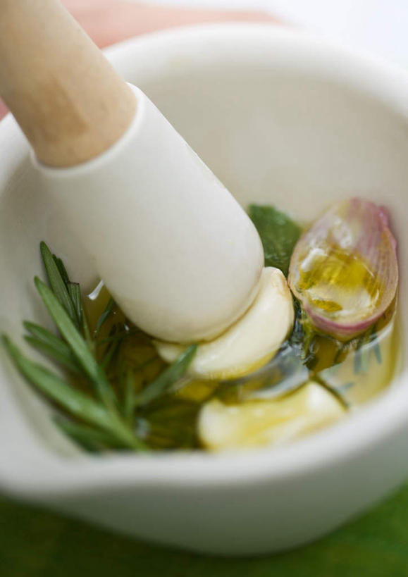 无人,竖图,俯视,室内,特写,白天,烹饪,西餐,桌面,桌子,蔬菜,蒜,餐具,叶子,倒,新鲜,橄榄油,料理,食品,绿叶,菜肴,美食,食物,餐巾,碗,嫩叶,西式,佳肴,有机食品,绿色食品,器具,捣蒜器,叶,叶片,烹调用具,大蒜,彩图,高角度拍摄