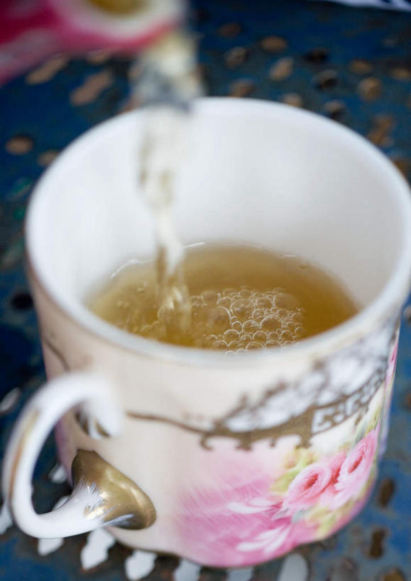 无人,竖图,俯视,室内,特写,白天,桌面,桌子,杯子,倒,瓷器,绿茶,陶瓷制品,一杯,玻璃制品,玻璃瓶,瓶子,瓷杯,彩图,高角度拍摄