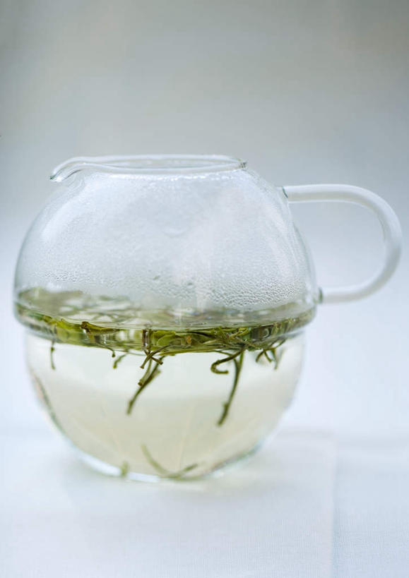 无人,竖图,室内,特写,白天,正面,桌面,桌子,杯子,叶子,绿茶,茶叶,绿叶,玻璃制品,水杯,嫩叶,一壶,叶,叶片,玻璃杯,彩图