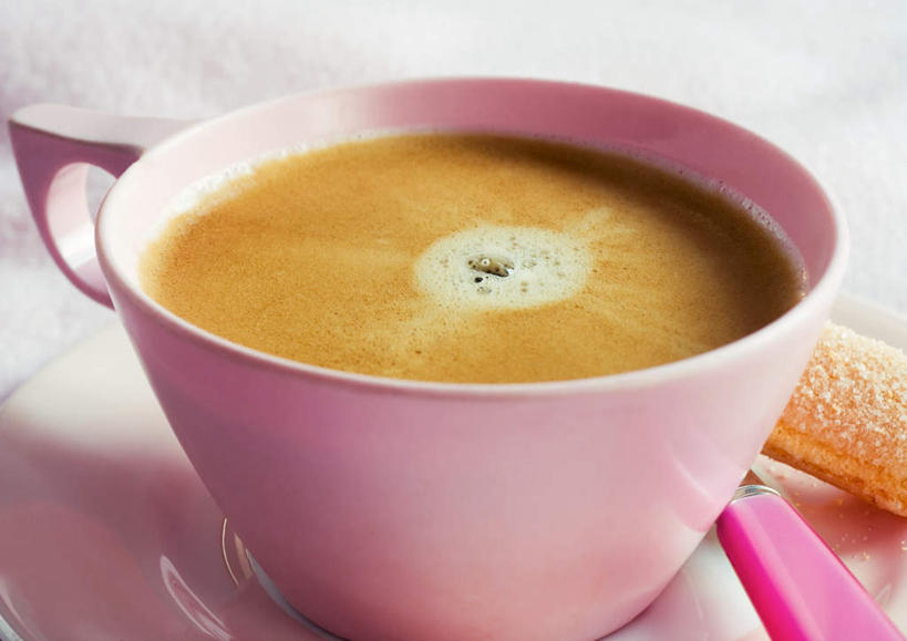 点心,咖啡,无人,横图,俯视,室内,特写,白天,下午茶,桌面,桌子,杯子,餐具,瓷器,碟子,盘,勺子,食品,甜点,甜品,咖啡杯,陶瓷制品,一杯,食物,糕点,饮料,粉色,红色,盘子,调羹,碟,汤匙,甜食,摄影,影棚,瓷杯,手指饼,彩图,高角度拍摄,影棚拍摄,拍摄