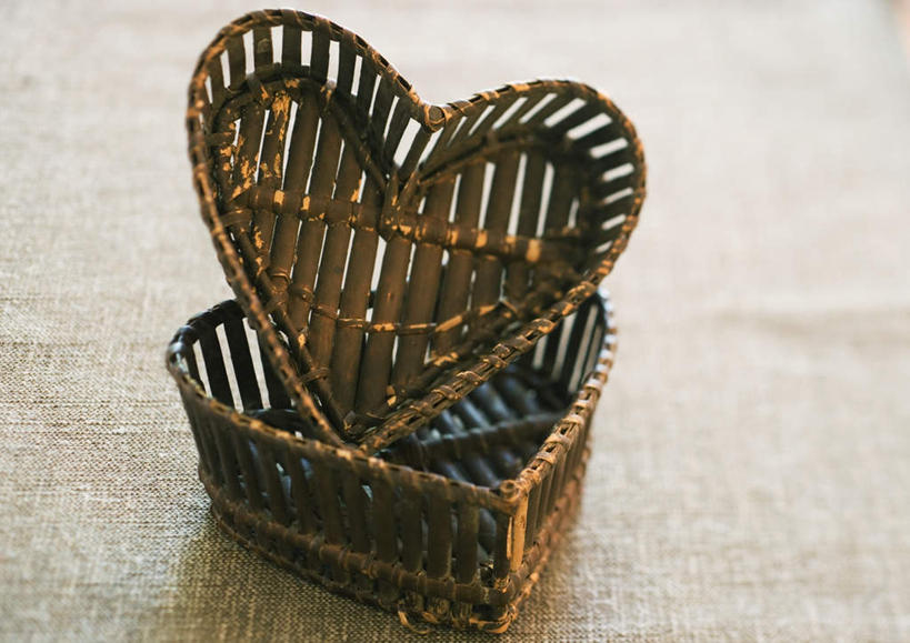 无人,横图,俯视,室内,特写,白天,爱情,桌面,桌子,堆叠,爱心,篮子,褐色,浪漫,竹扁,两个,温暖,温馨,心形,恩爱,竹编,和睦,心型,彩图,高角度拍摄,融洽