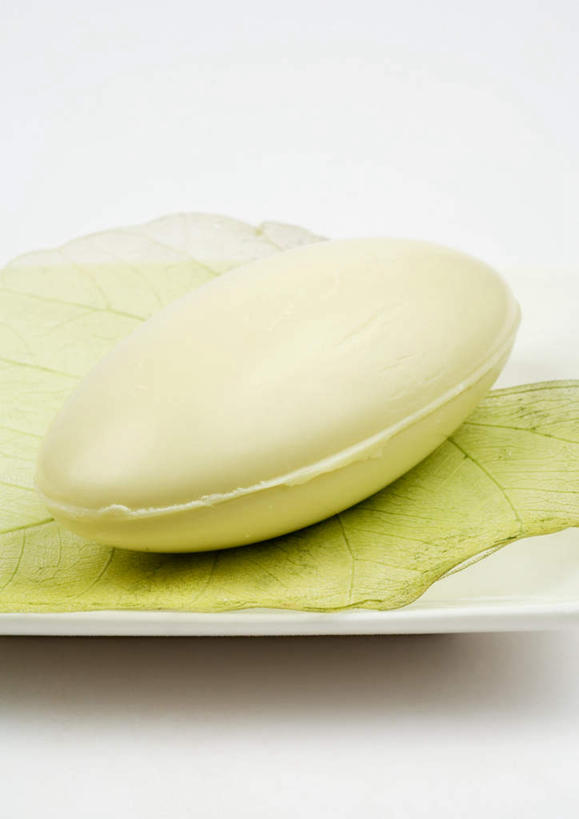 无人,竖图,俯视,室内,特写,白天,白色背景,化妆,美容,桌面,桌子,一块,护肤,椭圆形,盒子,白色,化妆品,肥皂,肥皂盒,香皂,日用品,洗浴用品,清洁,保养,享受,休闲,放松,保健,摄影,影棚,护肤品,舒缓,养颜,去污,紧肤,嫩肤,洗涤,彩图,高角度拍摄,影棚拍摄,拍摄