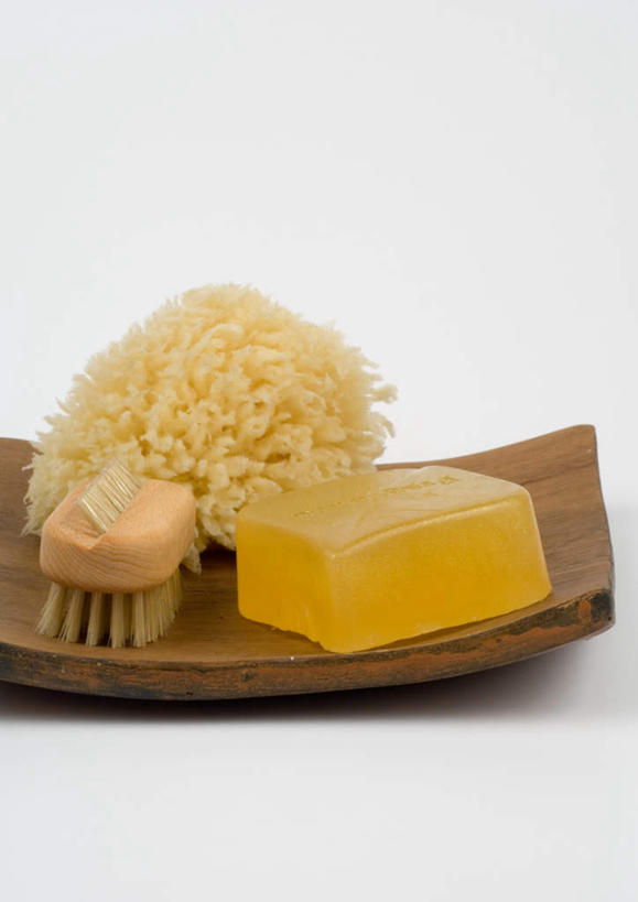 无人,竖图,俯视,室内,特写,白天,白色背景,美容,桌面,桌子,餐具,护肤,木制,碟子,方形,海绵,盘,三个,黄色,盘子,肥皂,碟,保养,享受,休闲,放松,摄影,影棚,洗漱用品,指甲刷,养颜,洗脸海绵,洗脸扑,洗脸绵,彩图,高角度拍摄,影棚拍摄,拍摄
