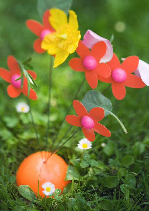 无人,竖图,室外,特写,白天,正面,草地,草坪,植物,许多,装饰,盛开,草,花,花瓣,花朵,花卉,鲜花,黄色,绿色,假花,饰品,花蕊,橙色,彩图