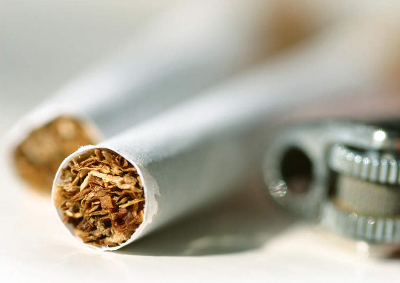 无人,横图,室内,白天,正面,桌面,桌子,香烟,两根,阴影,朦胧,模糊,光线,金属,影子,一个,阳光,打火机,烟,单个,卷烟,烟草,纸烟,彩图