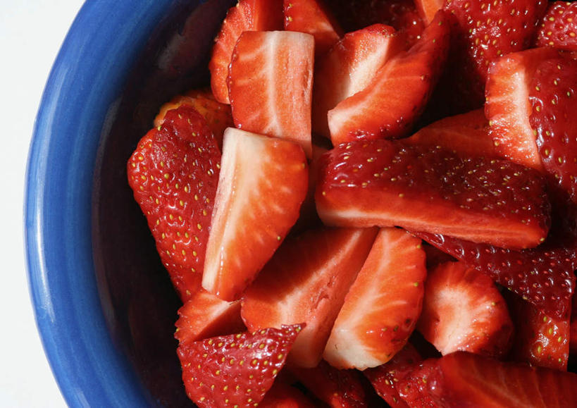 无人,横图,俯视,室内,白天,草莓,餐具,水果,许多,切片,新鲜,生食,食品,果实,食物,红色,碗,有机食品,绿色食品,进餐用具,烹调用具,洋莓,水果皇后,红莓,地莓,彩图,高角度拍摄