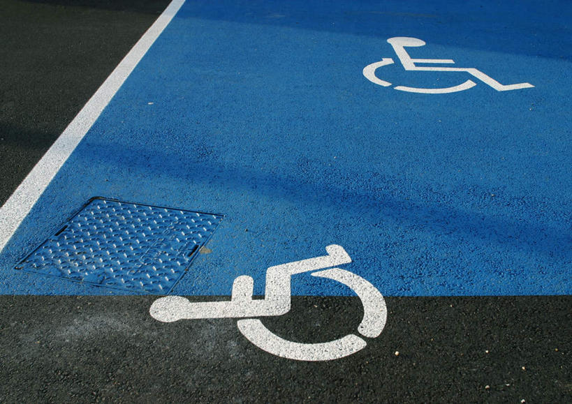 无人,横图,俯视,室外,白天,道路,路,公路,阴影,光线,标志,符号,文字,影子,交通,两个,蓝色,白色,阳光,轮椅,残疾,窨井盖,马路,彩图,高角度拍摄