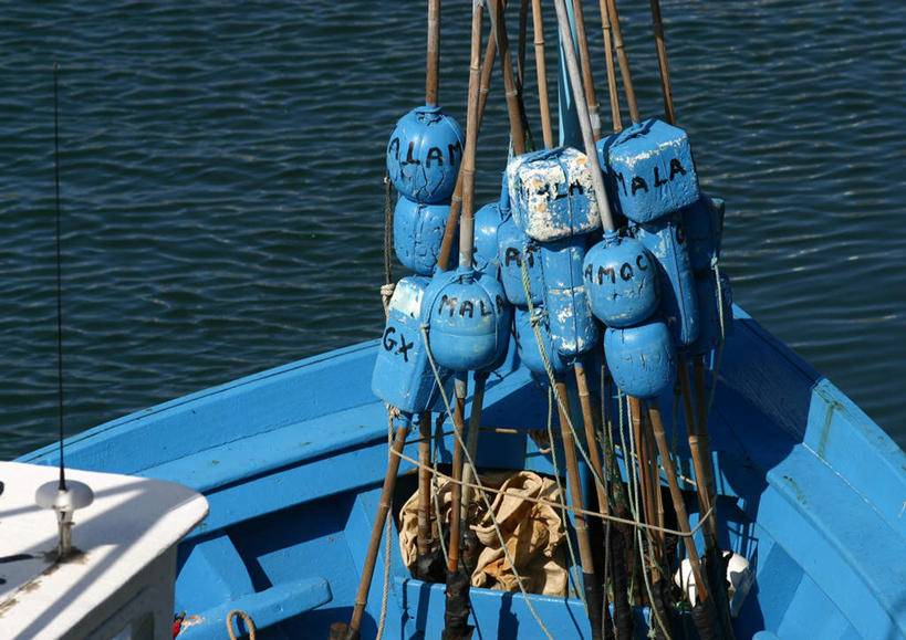 无人,横图,俯视,室外,特写,白天,旅游,度假,海浪,海洋,指示牌,船,悬挂,标志,文字,浪花,娱乐,标识,蓝色,海水,绳子,交通工具,享受,休闲,放松,英文字母,绳索,海景,大海,风浪,海,海水的波动,近岸浪,涌浪,彩图,高角度拍摄