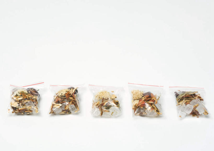 无人,横图,室内,特写,白天,白色背景,正面,植物,桌面,桌子,五个,一排,许多,整齐,干燥,透明,食品,草药,药草,中药,食物,排列,摄影,影棚,队列,药材,中草药,冰糖,保鲜袋,晾干,中药材,本草,彩图,影棚拍摄,拍摄