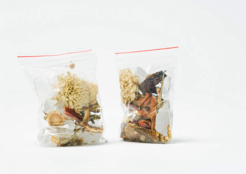 无人,横图,室内,特写,白天,白色背景,正面,植物,桌面,桌子,一排,整齐,干燥,透明,食品,草药,药草,中药,食物,排列,摄影,影棚,两袋,队列,药材,中草药,保鲜袋,晾干,中药材,本草,彩图,影棚拍摄,拍摄