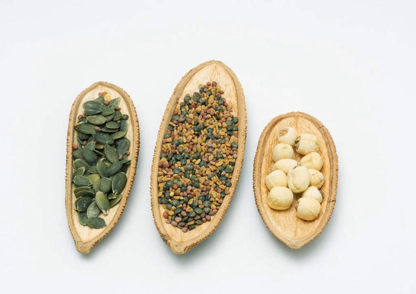 无人,横图,俯视,室内,特写,白天,植物,桌面,桌子,豆,扁豆,餐具,一排,许多,整齐,碟子,盘,豆类,豆子,莲子,草药,药草,中药,排列,黄色,红色,绿色,白色,盘子,碟,堆,三排,队列,药材,中草药,南瓜子,豆科,中药材,本草,白扁豆,羊眼豆,沿篱豆,小刀豆,藤豆,树豆,膨皮豆,南豆,南扁豆,凉衍豆,蛾眉豆,茶豆,藊豆,彩图,高角度拍摄