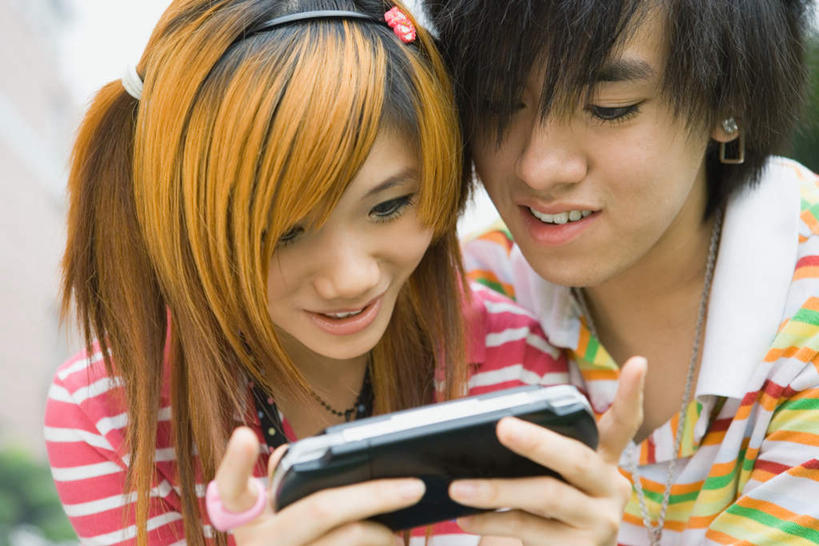 东方人,两个人,坐,笑,微笑,露齿笑,横图,室外,白天,正面,爱情,游戏,亚洲,握,浪漫,拿,玩,拿着,注视,黄种人,娱乐,观察,看,休闲,温暖,温馨,恩爱,握着,恋人,观看,和睦,察看,掌上游戏机,关注,掌机,男人,男性,年轻男性,年轻女性,女人,女性,亚洲人,情侣,玩耍,嬉戏,坐着,半身,彩图,伴侣,融洽