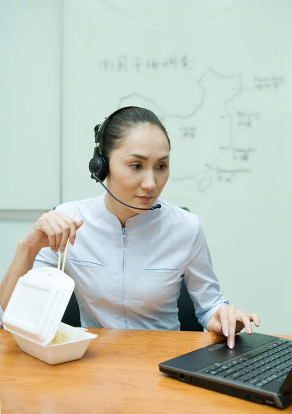 东方人,一个人,商务人士,商务女性,办公室,坐,竖图,室内,白天,正面,衬衫,电脑,笔记本电脑,家具,筷子,桌子,亚洲,仅一个年轻女性,仅一个女性,仅一个人,敲打,指,套装,网络,饭盒,办公桌,拿,话务员,拿着,注视,黄种人,方向,输入,通讯设备,白板,耳机,耳麦,话筒,塑料制品,打字,观察,看,手势,观看,点击,敲击,察看,无线,麦克风,指向,关注,一次性饭盒,通信设备,商务装,无线网络,记录板,无线上网,便携式电脑,工薪阶层,记事板,客服人员,电话销售,办公家具,按键,手提电脑,年轻女性,亚洲人,年轻人,白领,接线员,上班族,坐着,半身,彩图,衬衣