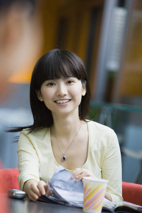 东方人,头发,一个人,图书馆,坐,笑,微笑,露齿笑,竖图,室内,特写,白天,正面,桌子,杯子,书籍,亚洲,仅一个年轻女性,仅一个女性,仅一个人,服装,朦胧,模糊,饮品,一杯,拿,拿着,注视,休闲装,黄种人,书桌,饮料,衣服,黑色,课桌,纸制品,观察,看,休闲,休闲服,服饰,观看,纸杯,察看,关注,一次性杯子,浏览室,年轻女性,女人,女性,亚洲人,长发,书,图书,坐着,半身,彩图,书库,图书库,阅览室