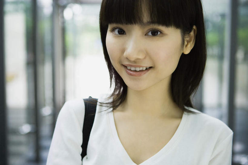 东方人,一个人,站,笑,微笑,露齿笑,横图,室内,特写,白天,正面,门,亚洲,仅一个年轻女性,仅一个女性,仅一个人,服装,包,皮包,注视,休闲装,黄种人,玻璃门,衣服,门框,观察,看,站着,休闲,休闲服,服饰,观看,单肩包,察看,关注,年轻女性,女人,女性,亚洲人,站立,半身,彩图