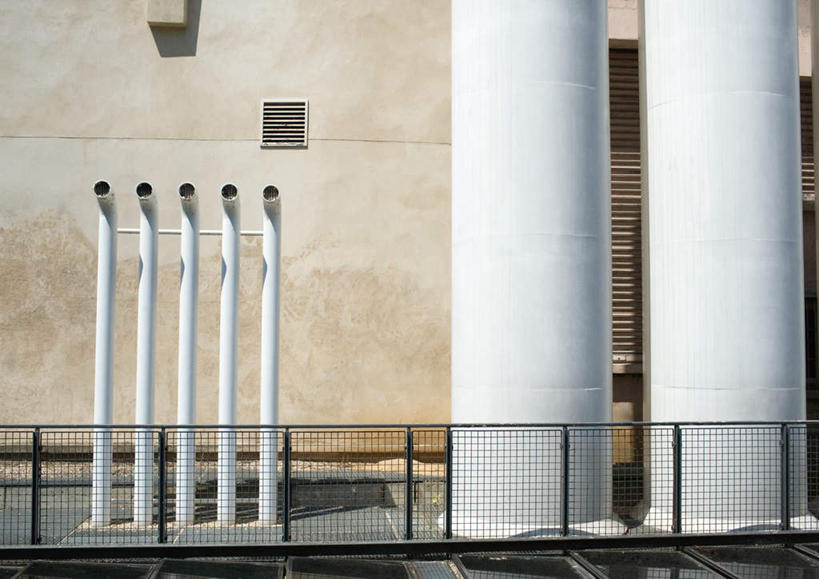 无人,栏杆,横图,室外,白天,正面,窗户,楼梯,门,一排,阴影,整齐,光线,金属,影子,阶梯,围栏,护栏,玻璃窗,台阶,排列,阳光,门框,工业,工程,队列,风管,彩图