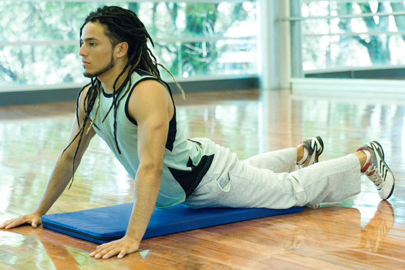 西方人,一个人,健身房,横图,室内,白天,正面,运动服,锻炼,瑜伽,运动,树林,植物,窗户,地板,欧洲,欧洲人,仅一个男性,仅一个人,撑,服装,地面,注视,木地板,玻璃窗,树,树木,仅一个年轻男性,衣服,绿色,自然,垫子,观察,看,趴着,姿势,养生,服饰,生长,成长,观看,察看,撑着,衣着,穿着,关注,眼镜蛇式,衣饰,体育,男人,男性,年轻男性,白种人,长发,趴,彩图,全身,健身,健身馆,运动装