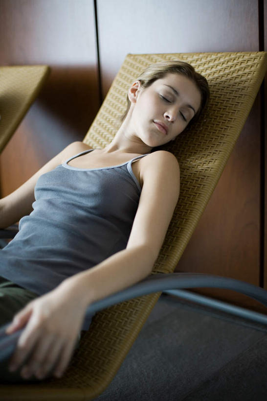 西方人,头发,一个人,躺,闭眼,竖图,室内,白天,正面,椅子,欧洲,欧洲人,仅一个年轻女性,仅一个女性,仅一个人,躺椅,休息,金色,安静,祥和,卧着,年轻女性,女人,女性,白种人,长发,休闲椅,闭眼睛,闭着眼,闭着眼睛,躺着,卧,半身,彩图