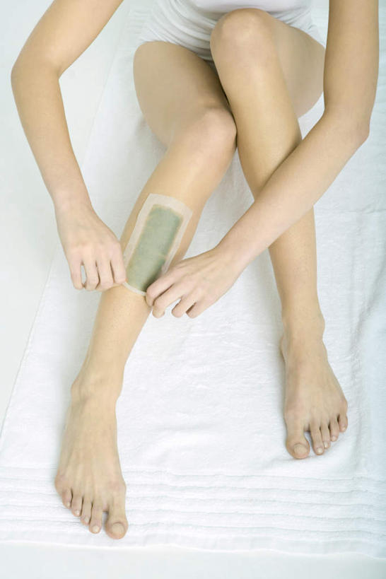 西方人,头发,一个人,坐,竖图,俯视,室内,白天,白色背景,欧洲,欧洲人,双手,仅一个年轻女性,仅一个女性,仅一个人,握,内裤,内衣,拿,拿着,白色,赤脚,金色,握着,摄影,影棚,撕,蜡纸,年轻女性,女人,女性,白种人,长发,屈膝,坐着,半身,彩图,高角度拍摄,影棚拍摄,拍摄