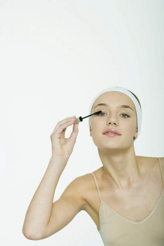 西方人,睫毛,头发,一个人,站,竖图,室内,白天,白色背景,正面,化妆,美容,吊带,欧洲,欧洲人,仅一个年轻女性,仅一个女性,仅一个人,护肤,头巾,拿,刷,拿着,站着,保养,享受,休闲,金色,放松,摄影,影棚,睫毛刷,养颜,年轻女性,女人,女性,白种人,长发,睫,眼睫毛,半身,彩图,影棚拍摄,拍摄