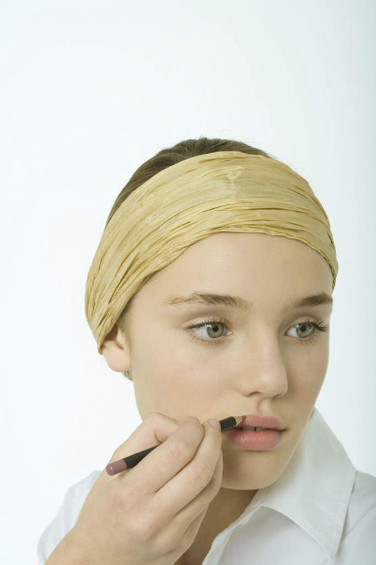 西方人,脸,头,脸颊,头发,一个人,竖图,室内,特写,白天,白色背景,正面,衬衫,化妆,美容,欧洲,欧洲人,仅一个年轻女性,仅一个女性,仅一个人,护肤,头巾,拿,拿着,绿色,白色,保养,享受,休闲,金色,放松,摄影,影棚,养颜,唇线笔,年轻女性,女人,女性,白种人,头部,长发,脸部,脸蛋,面部,半身,彩图,影棚拍摄,衬衣,拍摄