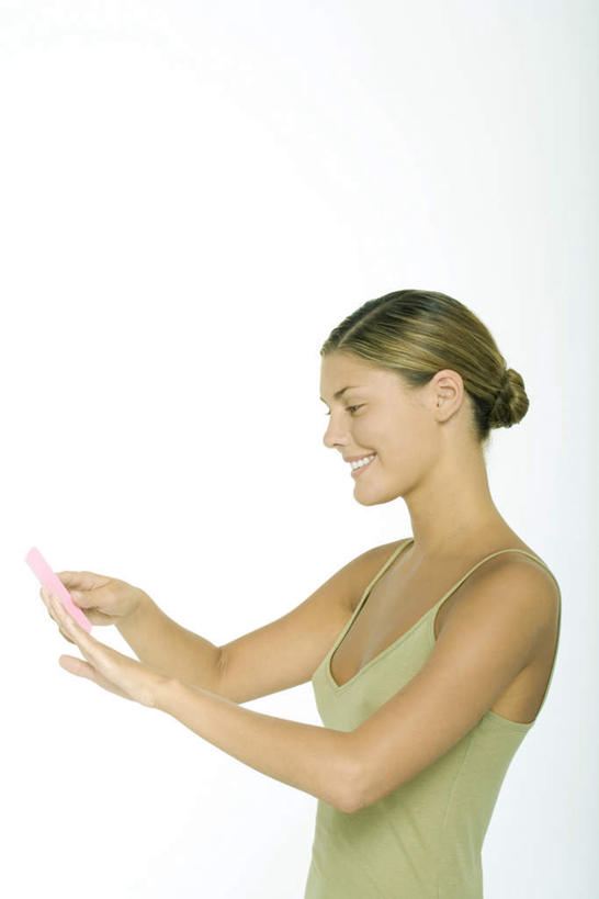 西方人,指甲,头发,一个人,站,笑,微笑,露齿笑,竖图,室内,白天,白色背景,正面,化妆,美容,吊带,欧洲,欧洲人,仅一个年轻女性,仅一个女性,仅一个人,护肤,拿,拿着,绿色,站着,保养,享受,休闲,金色,放松,摄影,影棚,修,养颜,美甲工具,年轻女性,女人,女性,白种人,长发,手指甲,半身,彩图,影棚拍摄,拍摄