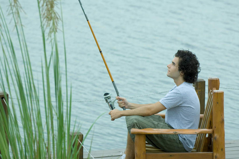 西方人,头发,一个人,坐,笑,微笑,露齿笑,横图,室外,白天,侧面,湖,湖泊,水,芦苇,叶子,椅子,钓鱼竿,欧洲,欧洲人,仅一个男性,仅一个人,木椅,湖面,水流,水面,水渍,绿叶,注视,休闲装,仅一个年轻男性,黑色,湖水,观察,看,休闲,休闲服,嫩叶,观看,渔具,察看,关注,箬叶,芦苇叶,男人,男性,年轻男性,白种人,卷发,叶,叶片,钓竿,鱼竿,抬头,仰头,坐着,半身,彩图,钓鱼