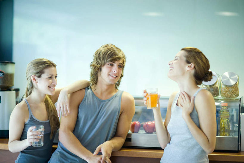 果汁,西方人,三个人,伙伴,朋友,餐厅,笑,说,微笑,露齿笑,横图,室内,白天,正面,友谊,水,苹果,杯子,水果,欧洲,欧洲人,握,服装,朦胧,模糊,新鲜,罐子,液体,水滴,生食,食品,果实,拿,拿着,休闲装,玻璃制品,食物,饮料,三个,衣服,玻璃瓶,瓶子,水杯,靠着,倚靠,休闲,休闲服,握着,服饰,有机食品,绿色食品,倚着,饮料机,交流,友情,男人,男性,年轻男性,年轻女性,女人,女性,白种人,玻璃杯,沟通,讲话,交谈,说话,谈话,半身,彩图,餐馆,饭店,饭馆