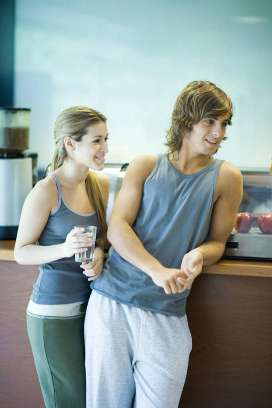 西方人,两个人,餐厅,站,笑,微笑,露齿笑,竖图,室内,白天,正面,爱情,苹果,杯子,水果,欧洲,欧洲人,服装,朦胧,模糊,新鲜,生食,食品,果实,浪漫,注视,休闲装,玻璃制品,食物,两个,一个,衣服,水杯,观察,看,靠着,倚靠,站着,休闲,温暖,温馨,休闲服,恩爱,恋人,服饰,有机食品,绿色食品,单个,观看,和睦,察看,倚着,咖啡机,关注,饮料机,男人,男性,年轻男性,年轻女性,女人,女性,白种人,情侣,玻璃杯,站立,半身,彩图,餐馆,饭店,饭馆,伴侣,融洽